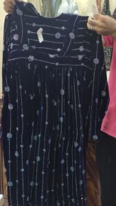 «جلابية العمار»الزي الرسمي في قرية المشمش اعرف أسرارها من صناعها