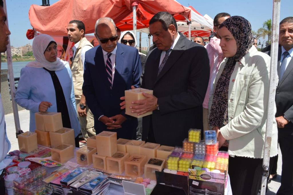 وزير التنمية المحلية ومحافظ القليوبية يفتتحان معرض "أيادي مصر" للحرف اليدوية والتراثية بكورنيش بنها