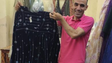 «جلابية العمار»الزي الرسمي في قرية المشمش اعرف أسرارها من صناعها