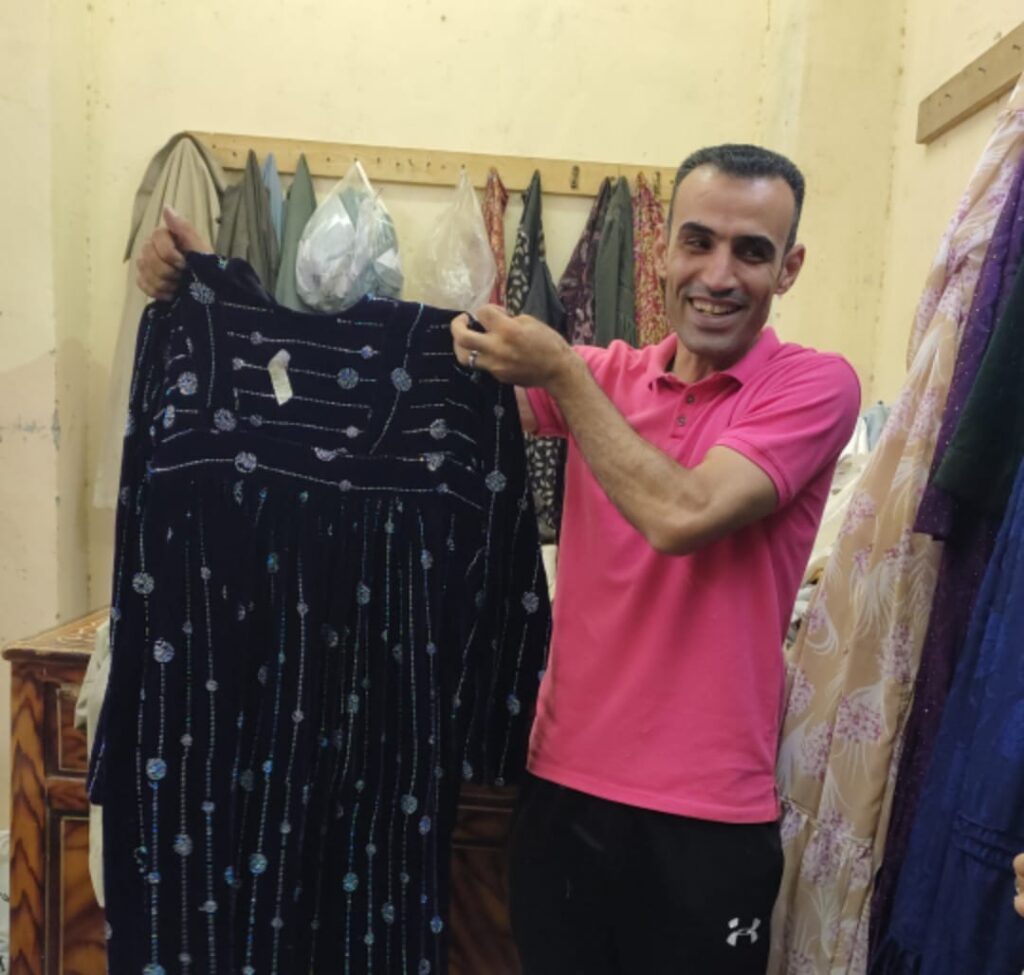 «جلابية العمار»الزي الرسمي في قرية المشمش اعرف أسرارها من صناعها