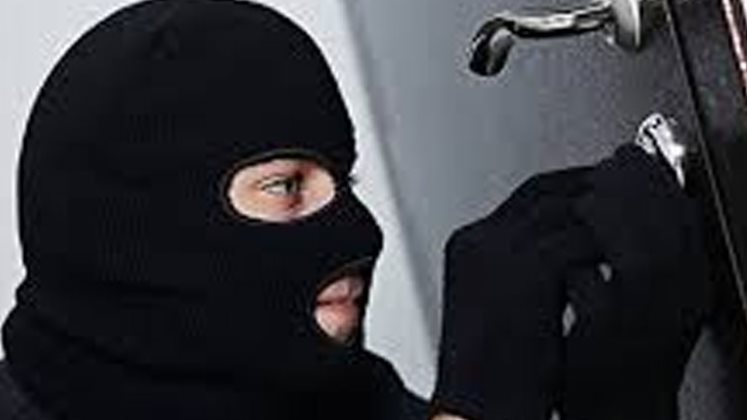 القبض على المتهم بسرقة المساكن والمتاجر بالعبور القبض على المتهم بسرقة المساكن والمتاجر بالعبور