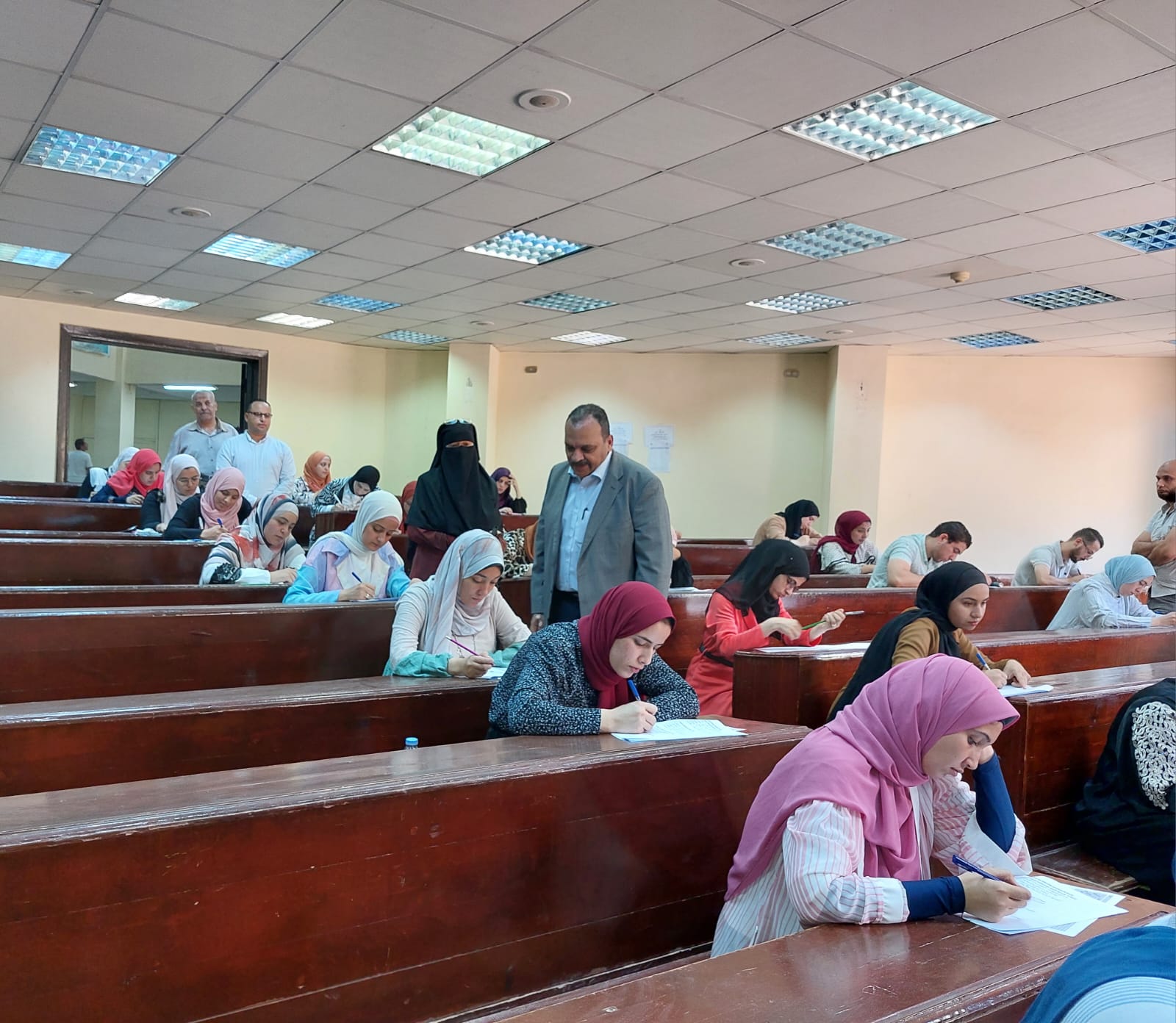 نائب رئيس جامعة بنها يتفقد أعمال الكشف الطبي وامتحانات الترم الصيفي 