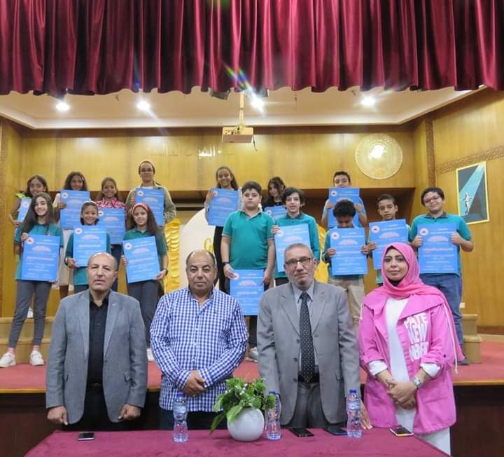 تكريم الطلاب المتفوقين بالمرحله الابتدائيه بلغات شبان بنها تكريم الطلاب المتفوقين بالمرحله الابتدائيه بلغات شبان بنها