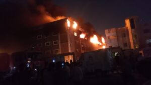 محافظ القليوبية يتوجه لموقع حريق مصنع العبور (صور) 