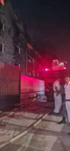 محافظ القليوبية يتوجه لموقع حريق مصنع العبور (صور) 