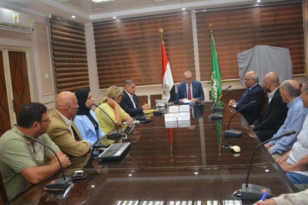 محافظ القليوبيه يجتمع بكبار تجار السلع الغذائية لمتابعة آليات ضبط الأسواق 