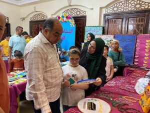 رئيس مجلس إدارة هيئة الشبان العالميه ببنها يتفقد معرض ختام الانشطة الصيفية 