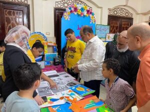 رئيس مجلس إدارة هيئة الشبان العالميه ببنها يتفقد معرض ختام الانشطة الصيفية 