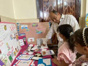 رئيس مجلس إدارة هيئة الشبان العالميه ببنها يتفقد معرض ختام الانشطة الصيفية 