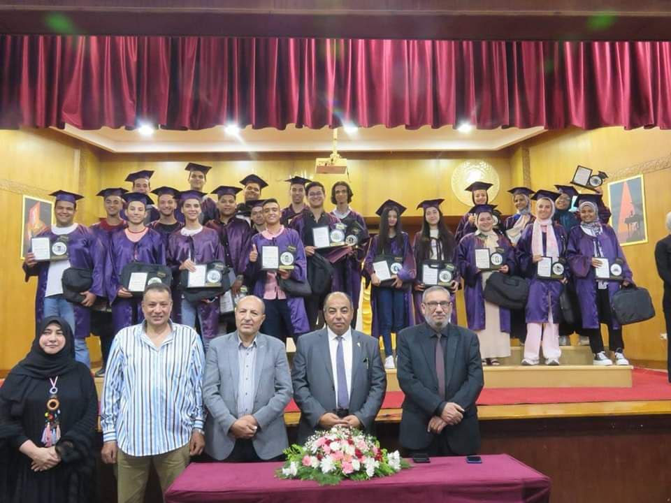 شبان بنها تكرم  أوائل الثانوية العامه وابنائها المبدعين