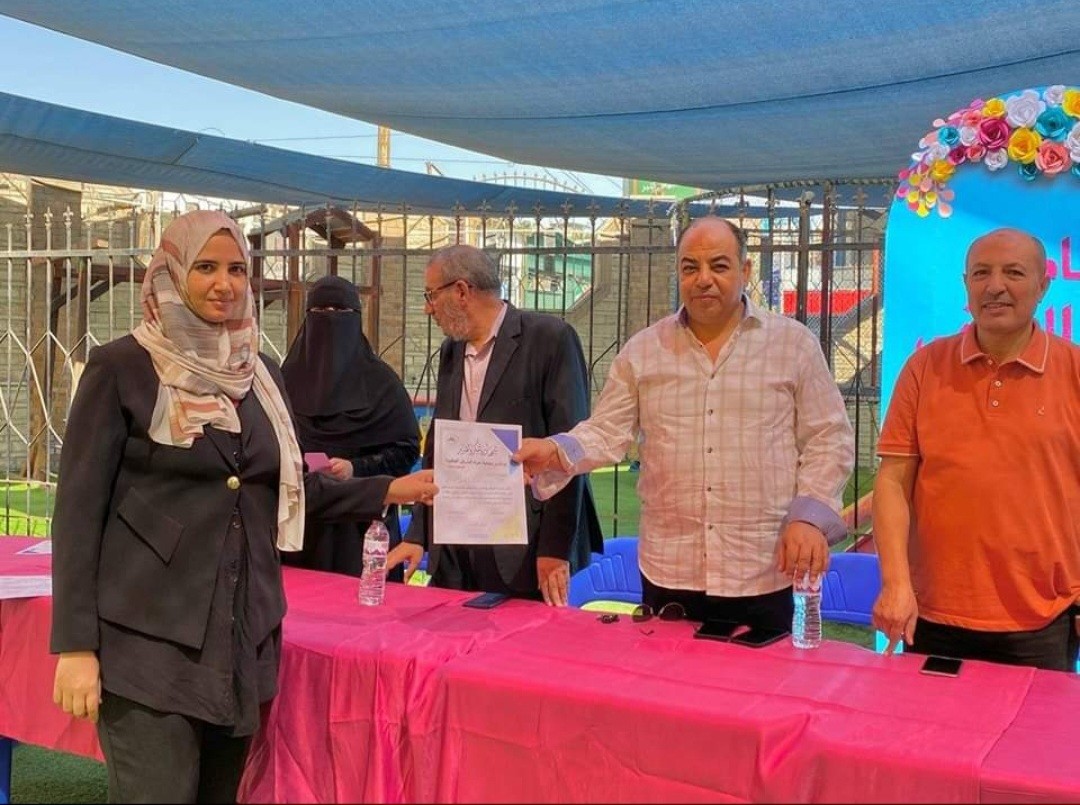 شبان بنها تكرم المعلمة توحيدة محمد