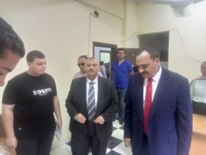 نائب رئيس جامعة بنها يتفقد إجراءات الكشف الطبي على الطلاب الجدد