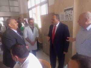 نائب رئيس جامعة بنها يتفقد إجراءات الكشف الطبي على الطلاب الجدد