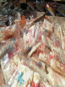 شوادر حلاوه المولد تملا شوارع مدينه بنها احتفالا بمولد النبي والاسعار في متناول الجميع