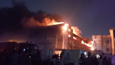 8 إصابات .. جهود للسيطرة على حريق مصنع صباغة ملابس بالعبور (صور)