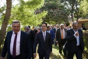 رئيس جامعة بنها يشهد أداء تحية العلم ويتفقد أول أيام العام الدراسى الجديد بكليتى الزراعة والطب البيطري