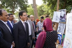 رئيس جامعة بنها يشهد أداء تحية العلم ويتفقد أول أيام العام الدراسى الجديد بكليتى الزراعة والطب البيطري