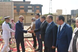 محافظ القليوبية يضع إكليلا من الزهور على النصب التذكاري لشهداء أكتوبر (صور)