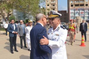 محافظ القليوبية يضع إكليلا من الزهور على النصب التذكاري لشهداء أكتوبر (صور)