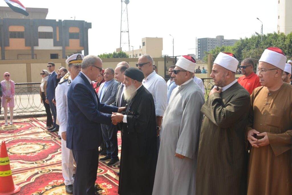محافظ القليوبية يضع إكليلا من الزهور على النصب التذكاري لشهداء أكتوبر (صور)