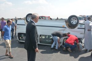 محافظ القليوبية يطمئن على مصابى حادث مرورى على طريق شبرا بنها الحر (صور)