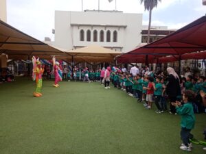 بالمهرج والألعاب الرياضية.. بهجة اول يوم دراسي بلغات شبان بنها 