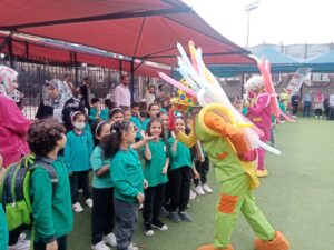 بالمهرج والألعاب الرياضية.. بهجة اول يوم دراسي بلغات شبان بنها 