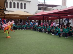 بالمهرج والألعاب الرياضية.. بهجة اول يوم دراسي بلغات شبان بنها 