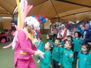 بالمهرج والألعاب الرياضية.. بهجة اول يوم دراسي بلغات شبان بنها 