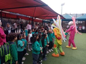 بالمهرج والألعاب الرياضية.. بهجة اول يوم دراسي بلغات شبان بنها 