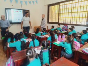 مدير عام مدارس شبان بنها يتابع الدراسة بقسم اللغات