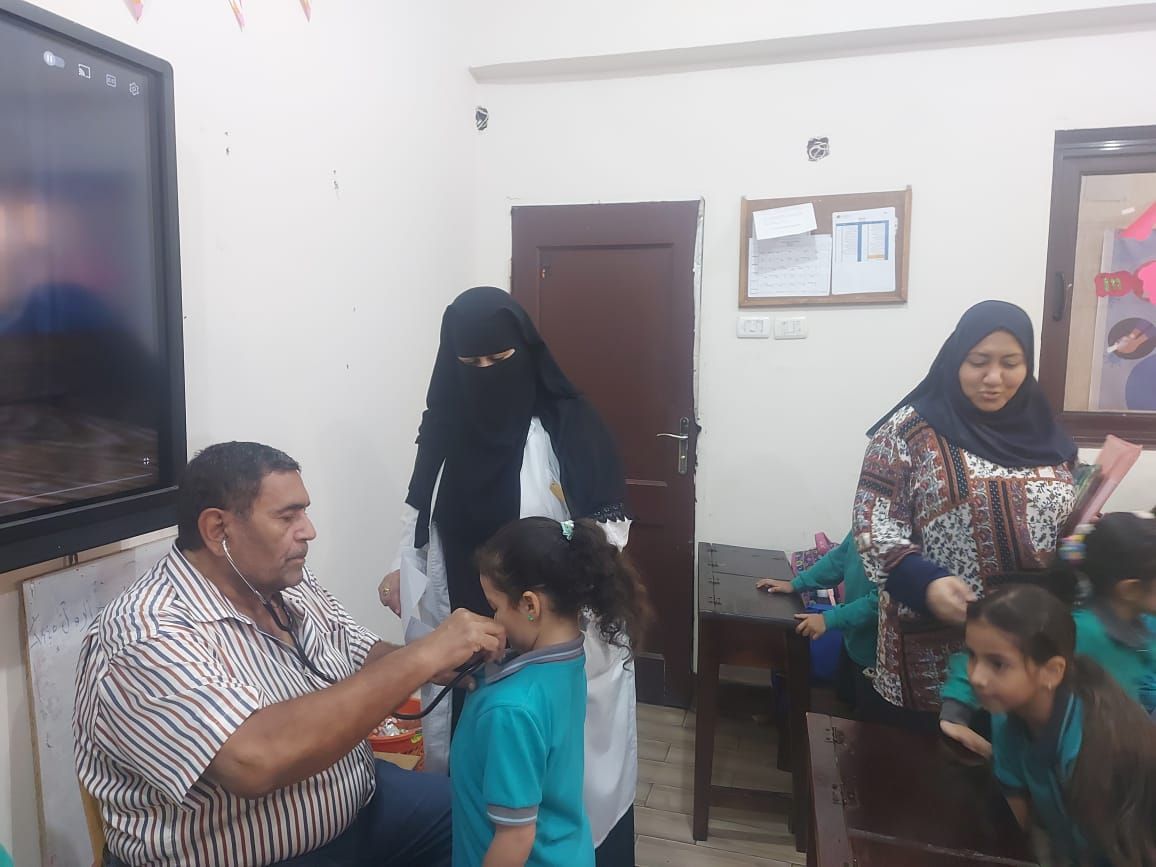 صحتا مسؤليتنا.. شبان بنها تطمئن علي طلابها بالكشف الطبي 
