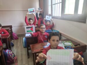 طلاب شبان بنها لاقرانهم في فلسطين "نحن معكم"