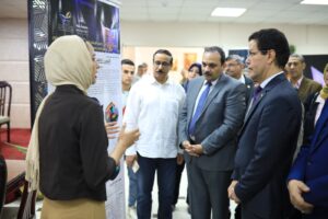 رئيس جامعة بنها يفتتح معرض للمشروعات الطلابية (صور)
