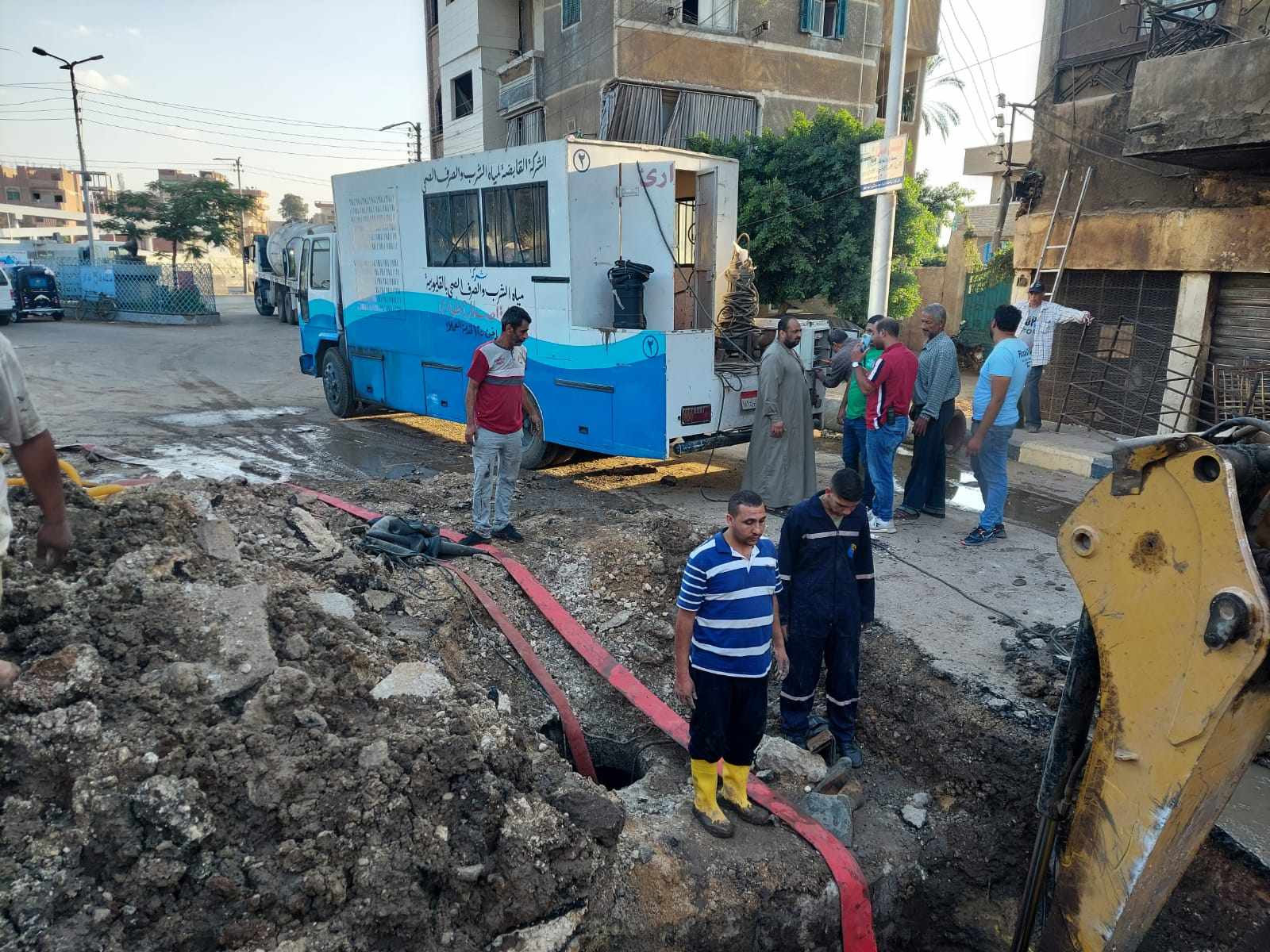 جهود لإصلاح عطل خط الطرد الرئيسي بمدينة كفر شكر 