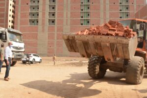 محافظ القليوبية يوقف حالة بناء مخالفة بتقسيم الزهور ببنها (صور)