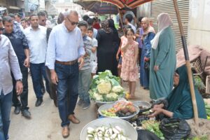 محافظ القليوبية يقود حملة على السلاسل الغذائية وأسواق الخضار بمدينة بنها (صور)