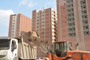 محافظ القليوبية يوقف حالة بناء مخالفة بتقسيم الزهور ببنها (صور)