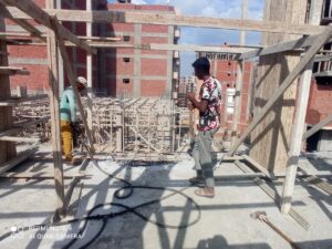 محافظ القليوبية يوقف أعمال بناء مخالف بأحد العمارات بمنطقة الفلل ببنها (صور)