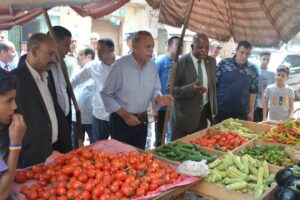 محافظ القليوبية يقود حملة على السلاسل الغذائية وأسواق الخضار بمدينة بنها (صور)