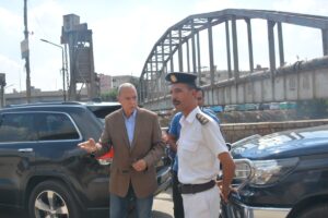 محافظ القليوبية يقود حملة لإزالة الإشغالات والتعديات بمنطقة وابور الثلج ببنها (صور)