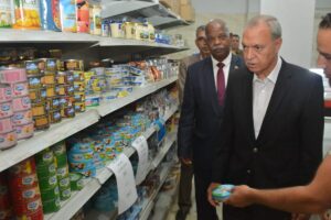 محافظ القليوبية يتابع الالتزام بتطبيق مبادرة تخفيض السلع الغذائية (صور) 