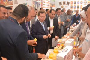 محافظ القليوبيه وسفير جمهورية كازاخستان يتفقدان معرض منتجات المنطقة الاستثمارية ببنها 