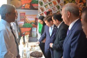 محافظ القليوبيه وسفير جمهورية كازاخستان يتفقدان معرض منتجات المنطقة الاستثمارية ببنها 
