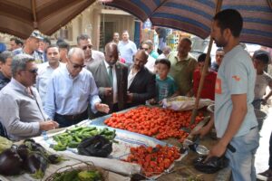 محافظ القليوبية يقود حملة على السلاسل الغذائية وأسواق الخضار بمدينة بنها (صور)