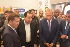 محافظ القليوبيه وسفير جمهورية كازاخستان يتفقدان معرض منتجات المنطقة الاستثمارية ببنها 
