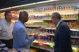 محافظ القليوبية يتابع موقف تطبيق مبادرة خفض السلع الأساسية بعدد من السلاسل التجارية