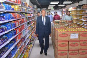 محافظ القليوبية يتابع موقف تطبيق مبادرة خفض السلع الأساسية بعدد من السلاسل التجارية