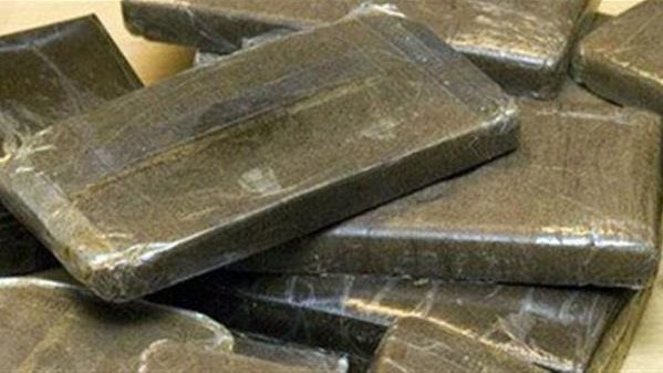 القبض على 3 عاطلين بحوزتهم 80 طربة حشيش و6000 قرص مخدر بالقليوبية