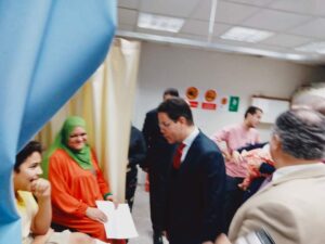 رئيس جامعة بنها يتفقد الخدمة الطبية المقدمة للمرضى بالمستشفى الجامعي